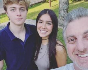 Nora de Luciano Huck falsifica credencial para entrar na Sapucaí
