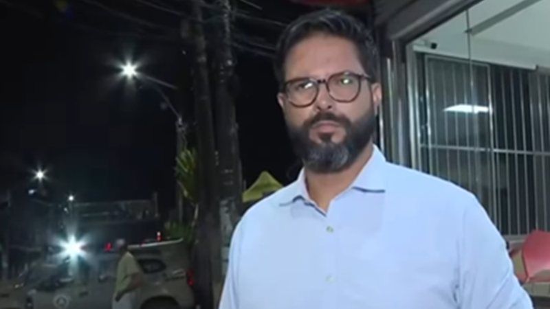Vídeo: repórter da Globo é surpreendido com tiroteio ao vivo e se esconde em padaria