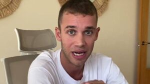 Influenciador sofre AVC por infecção ao roer unhas