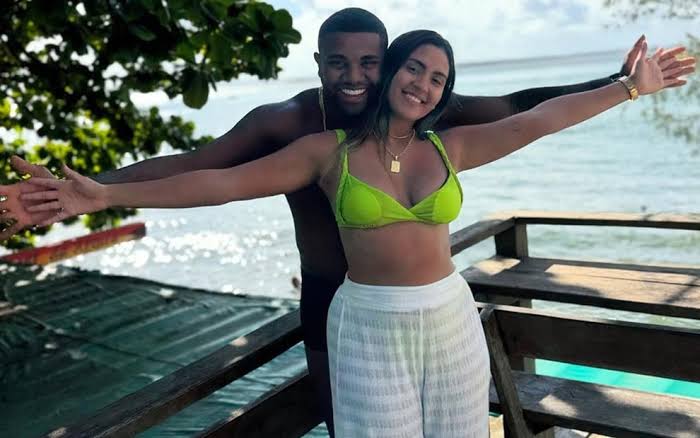 Davi Brito se pronuncia sobre término após aparecer sozinho em anúncio de paternidade