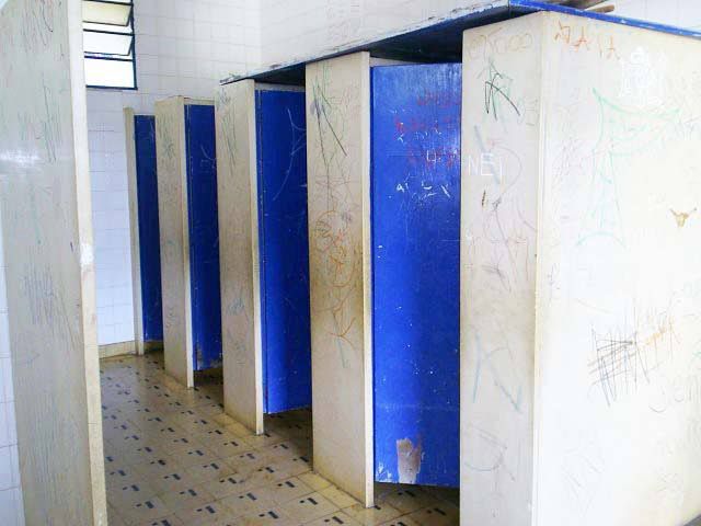Escola pede para que alunos parem de se masturbar em banheiros