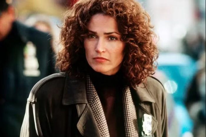 Atriz de NYPD Blue e companheiro são presos por violência doméstica