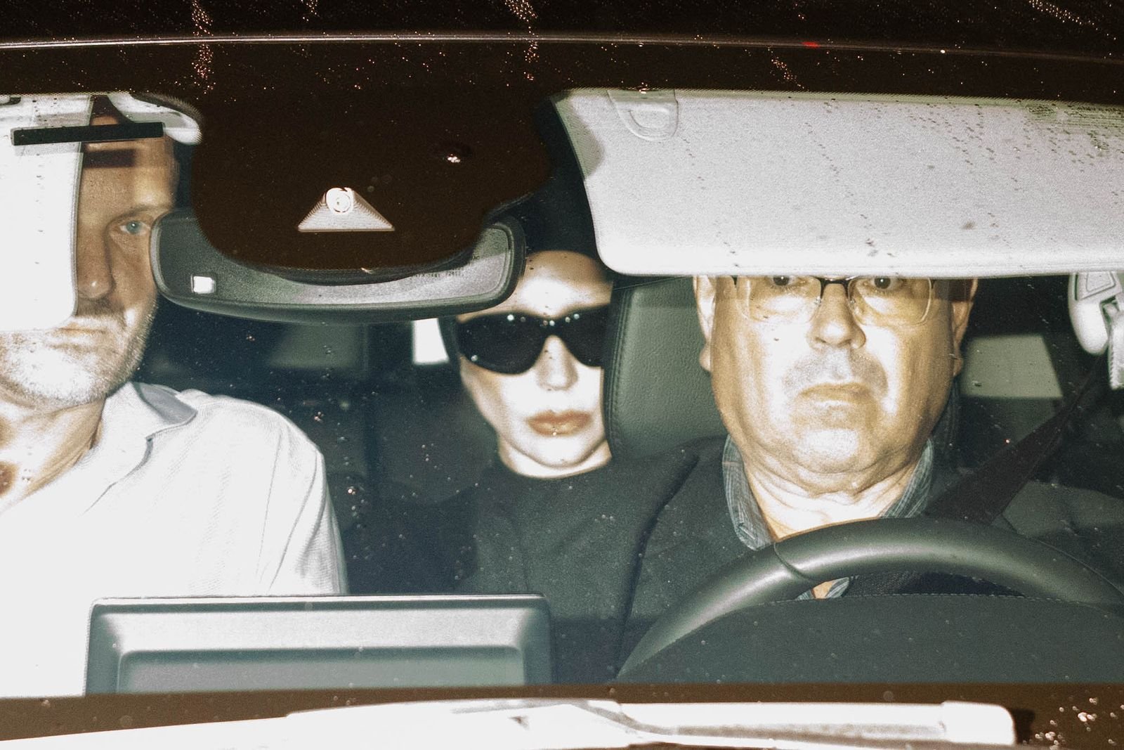 Lady Gaga chega ao Brasil e evita fãs com esquema de segurança