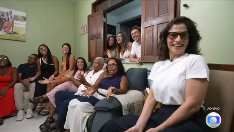 Renata Vasconcellos vira meme ao apresentar o JN em casa de telespectadores