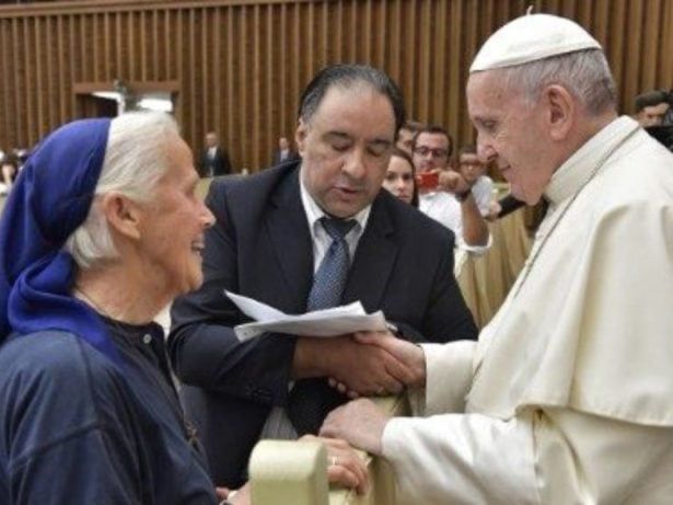 Freira que defende minorias rompe protocolo rígido durante velório do Papa