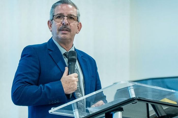 Pastor com fotos íntimas vazadas renuncia cargo nacional