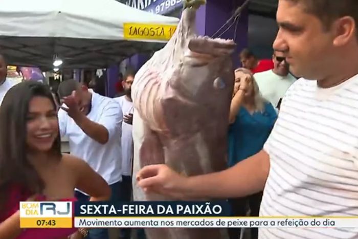 Homem tira alianças da boca de peixe e pede noiva em casamento ao vivo
