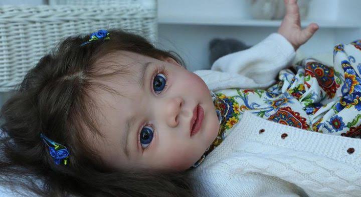Mulher causa confusão em UBS após pedido de vacina ser negado a bebê reborn