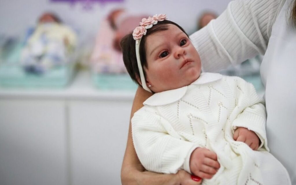 Mulher processa empresa que negou licença maternidade de bebê reborn