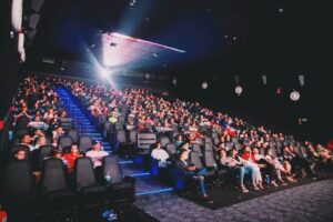 Teto de cinema cai em clientes durante sessão de Premonição 6