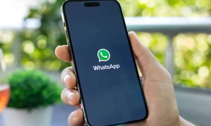 Usuários se revoltam após WhatsApp parar de funcionar em iPhone de botão