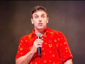 Após condenação, show de Léo Lins lota teatro em São Paulo