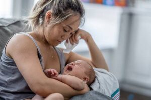 Bebê de 4 meses é agredido por homem após ser confundido com bebê reborn
