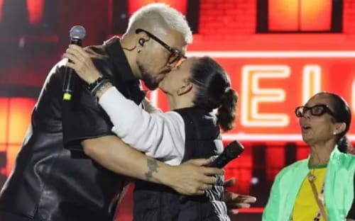 Vídeo: Belo beija prefeita baiana durante show e acende polêmica