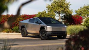 Em crise, Elon Musk cria cemitérios de carros para Teslas não vendidos