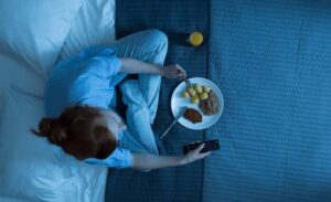 Estudo comprova que dormir de barriga cheia gera pesadelos