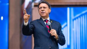 Pastor critica cachês exagerados de influencers religiosos em eventos evangélicos