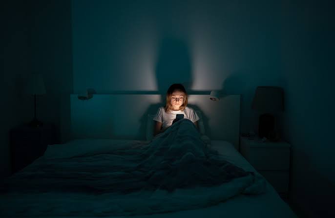 Pesquisa afirma que procrastinar sono está associado a traços de personalidade específicos