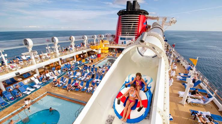Criança cai do quarto andar de cruzeiro da Disney e choca passageiros