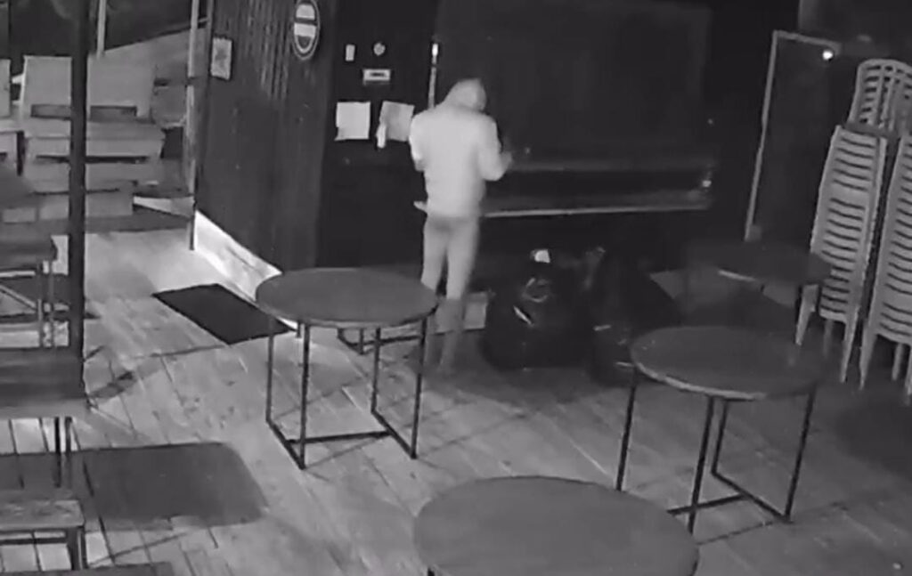 Vídeo: de calcinha e blusa, ladrão é flagrado furtando bar