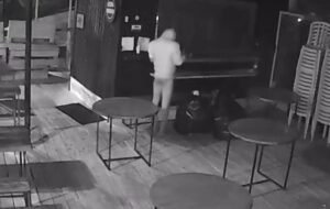 Vídeo: de calcinha e blusa, ladrão é flagrado furtando bar