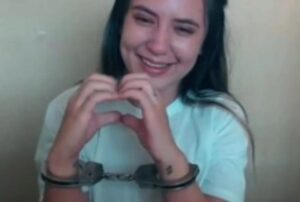 Influenciadora viral é presa por entrar com drogas em presídio
