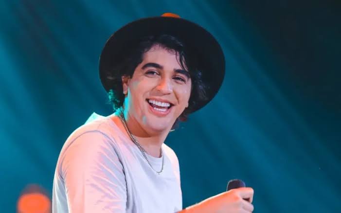 Nattan é flagrado apalpando parte íntima de cinegrafista em bastidor de show