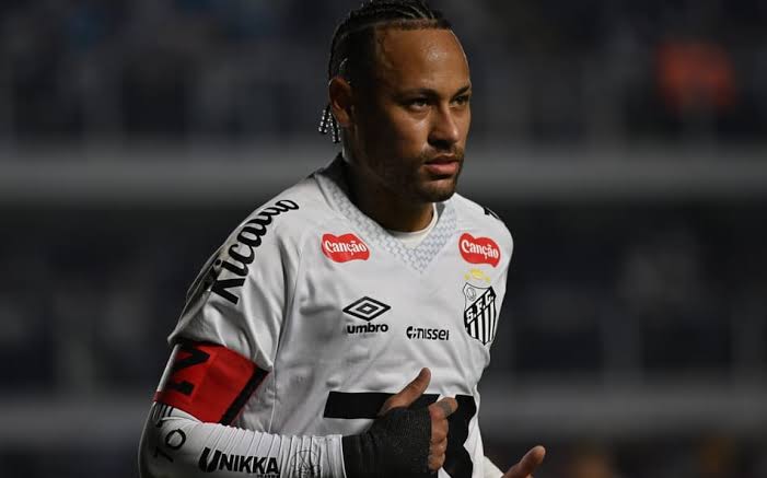 Neymar se pronuncia sobre polêmica briga com torcedor