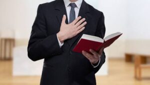 Pastor é flagrado abusando de adolescentes com sessão de hipnose em banheiro de igreja