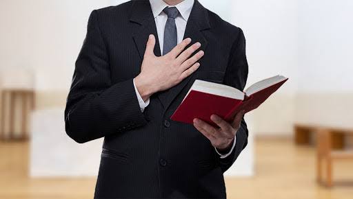 Pastor é flagrado abusando de adolescentes com sessão de hipnose em banheiro de igreja