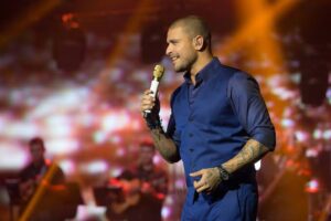 Diogo Nogueira perde a paciência com torcida de time e xinga público durante show