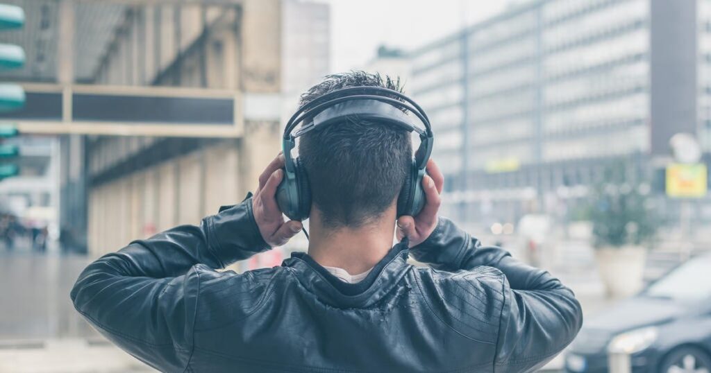 Estudo afirma que ouvir música por 24 horas traz benefícios ao cérebro; entenda