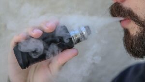Estudo aponta que cigarros eletrônicos favorecem crescimento de fungos nocivos