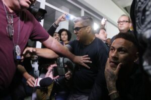 Neymar bate boca com jornalista após xingamento em bastidores