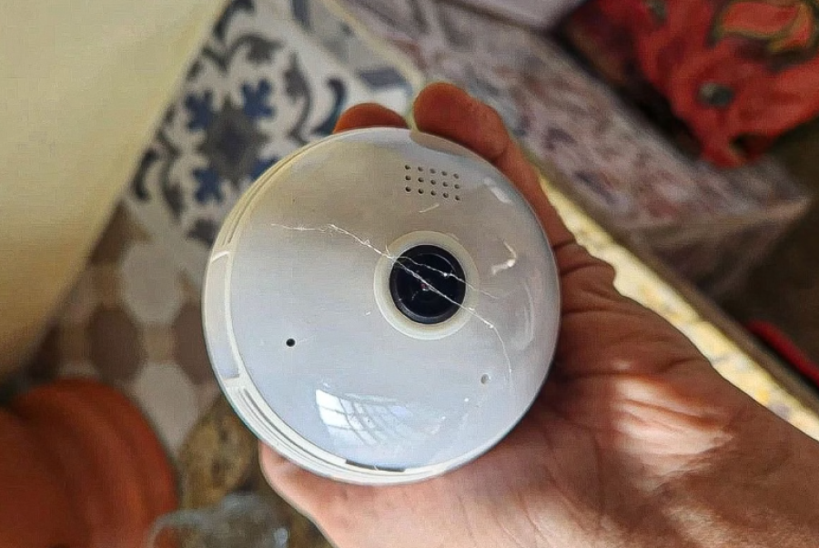 Casal se assusta ao encontrar câmera disfarçada em interior de apartamento alugado