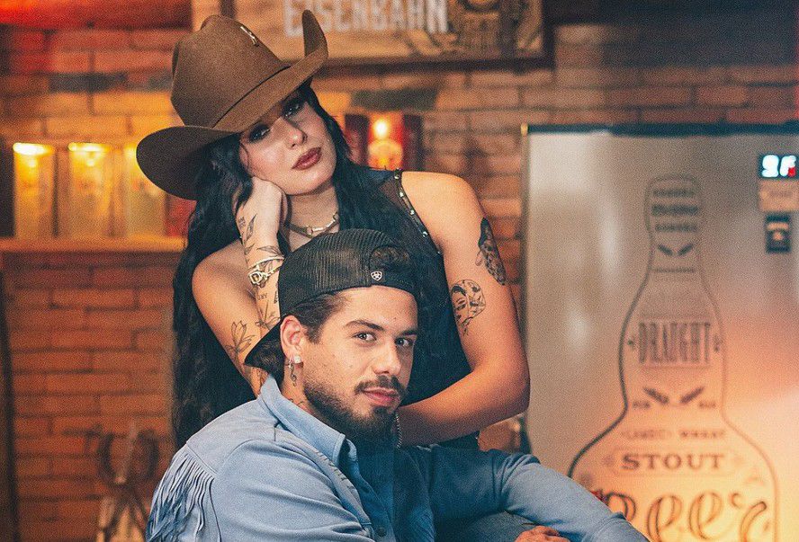 Figurante expõe beijo de Zé Felipe e Ana Castela em meio a gravações de clipe