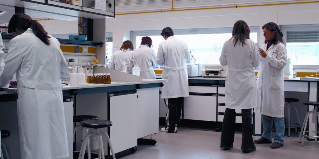 Nova IA expõe esquema com mais de 1.000 revistas científicas fraudulentas e alerta cientistas