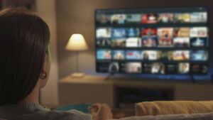 Pesquisa aponta benefícios de maratonar séries sem pausa