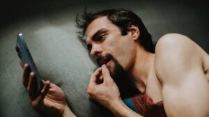 Assistir vídeos acelerados está mudando seu cérebro; entenda