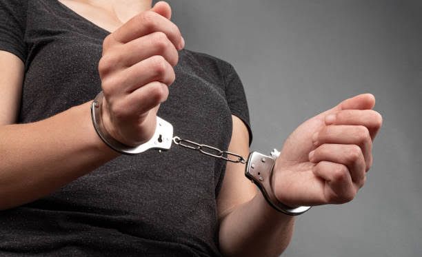 Mulher é presa por manter filha em freezer por mais de 20 anos; entenda