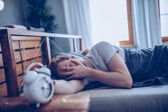 Conheça os impactos neurológicos de dormir menos de 6 horas por noite