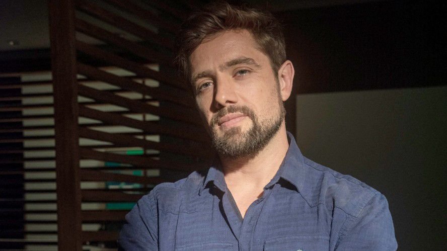 Rafael Cardoso surge bêbado e cria confusão em evento espírita