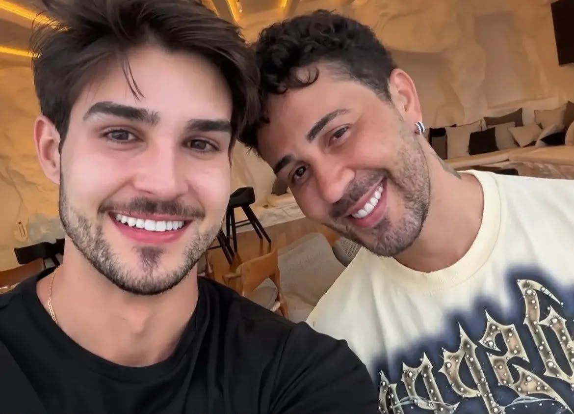 FINALMENTE; Carlinhos Maia pede “amigo hétero” em namoro após viagem