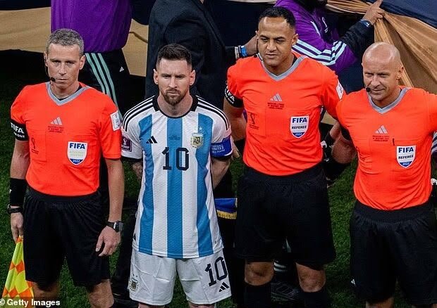 Polêmica! FIFA escolhe árbitro com histórico favorável a Messi para semifinal